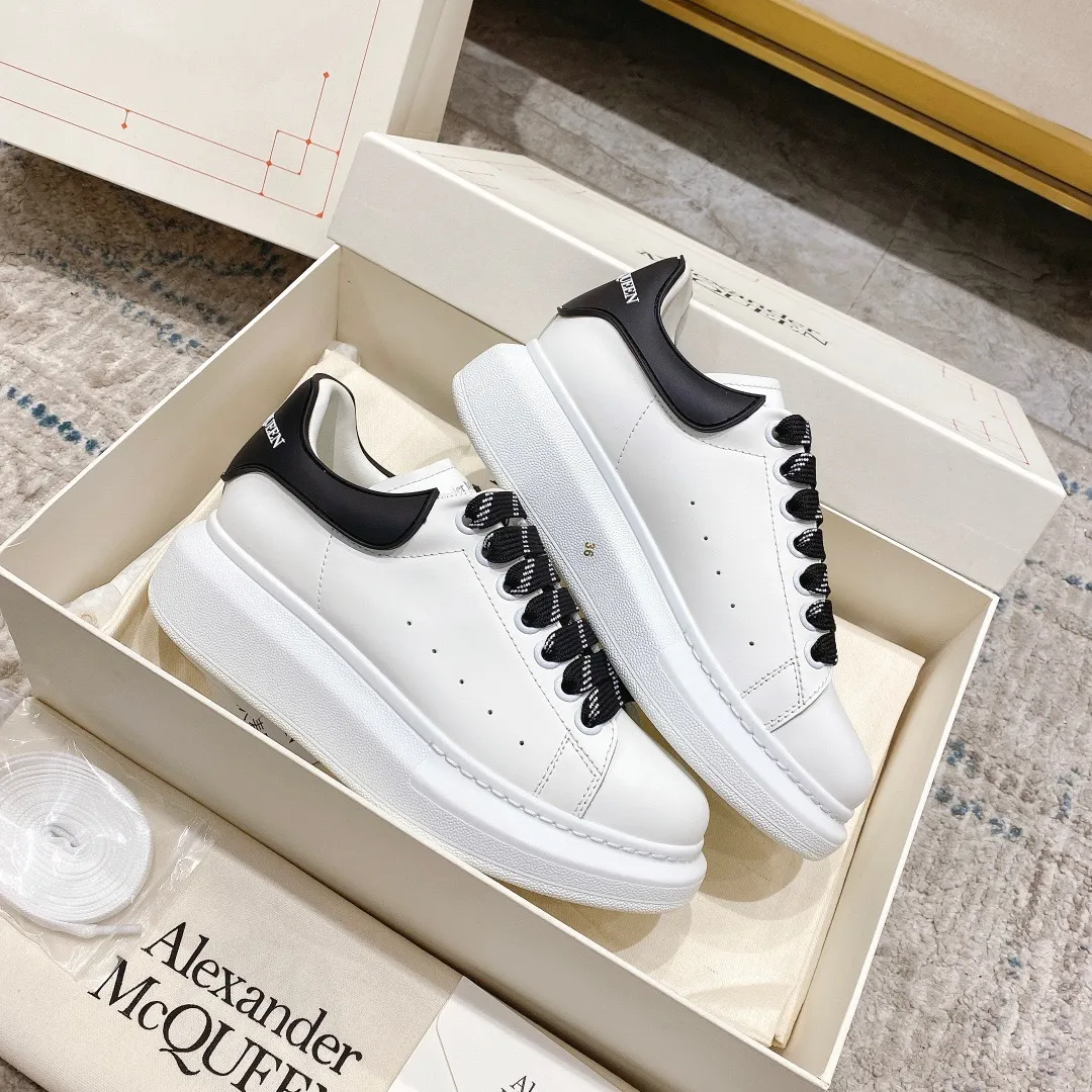 👟👟Ex-factory price 480👟👟 Women's shoes, women's clothing, new upgraded version, cost-effective Alexander Mcque*n Alexander McQueen classic white shoe series, all series upgraded, all lasted and adjusted to the original latest lasts, customized original glossy silk cowhide, original cowhide lining, original process color-sprayed buttonholes, no cracking or peeling paint The two raised bumps on the feet have also been restored to the original, and the outsole mold has been reopened. The material and color are completely consistent with the original. The original is made with full nail technology, and the latest uppercase and lowercase stitching font details. The original 👟👟factory price U+T👟👟factory price U vacuum